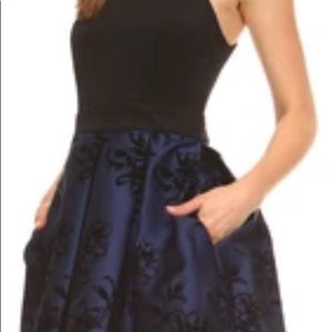 Sleeveless halter pleated dress